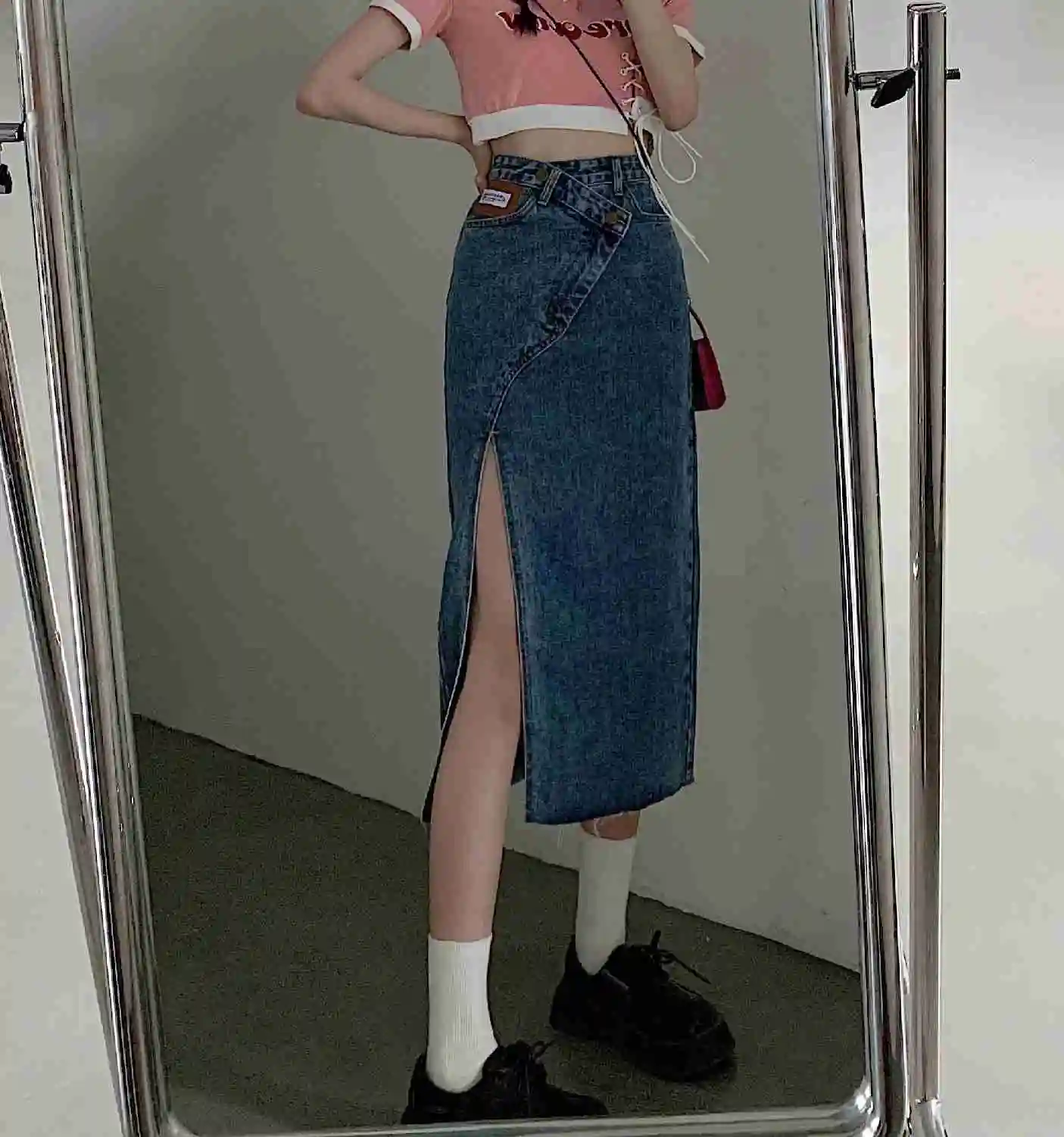 

Женская джинсовая юбка средней длины, юбка с разрезом, летняя тонкая длинная юбка с высокой талией, дизайнерская Асимметричная юбка с запах...