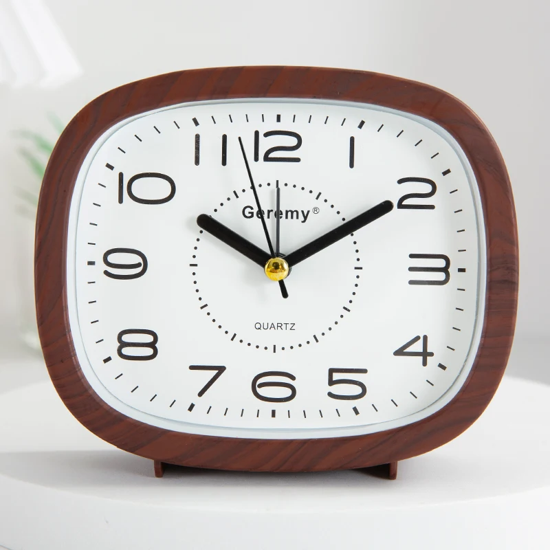 Простой деревянный зернистый прикроватный квадратный будильник для пожилых