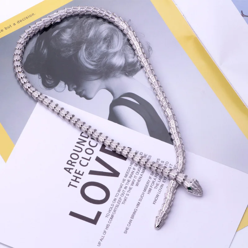 Женское Ожерелье в виде змеи инкрустированное фианитом