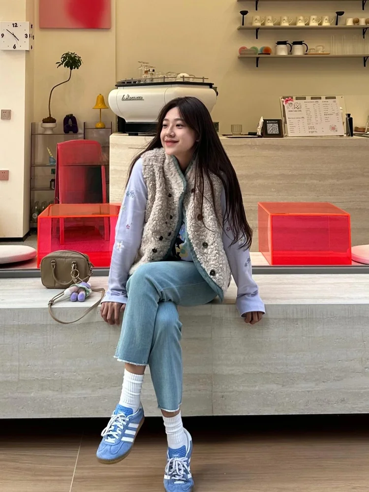 Лоскутный джинсовый жилет из овечьей шерсти для женщин осень 2024 ретро-дизайн