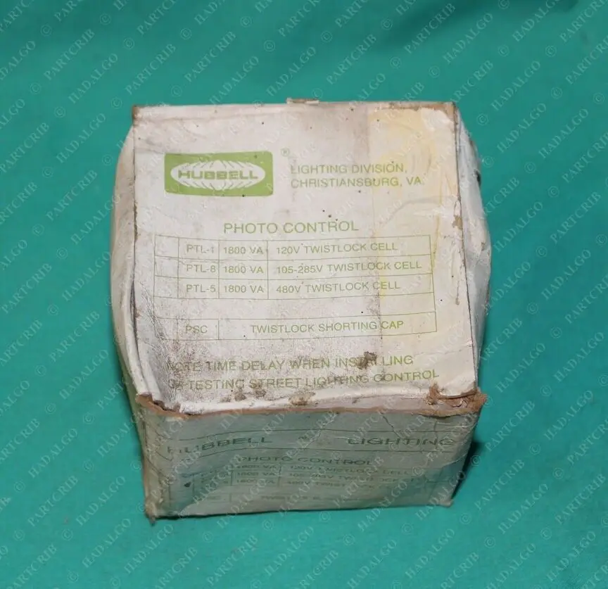 

Hubbell, PTL-8, 105-285V, Twistlock Cell Photocontrol Photo Cell Photo Light Co
