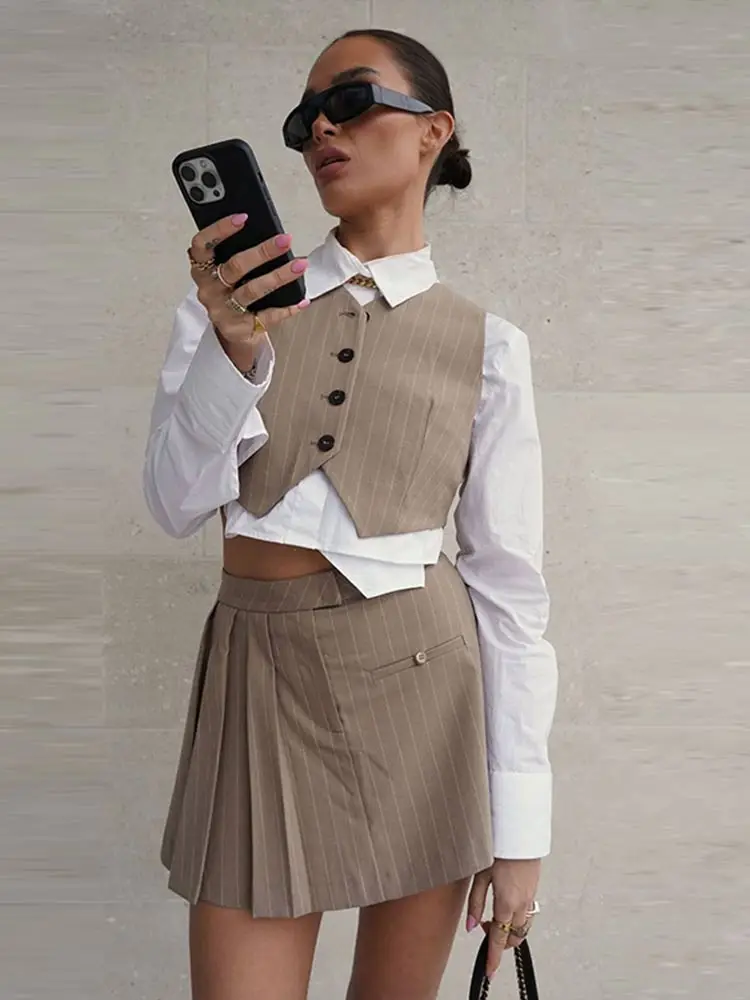 

Женский костюм с жилетом и плиссированной юбкой, повседневный комплект из двух предметов, короткий топ с V-образным вырезом и полосатая плис...