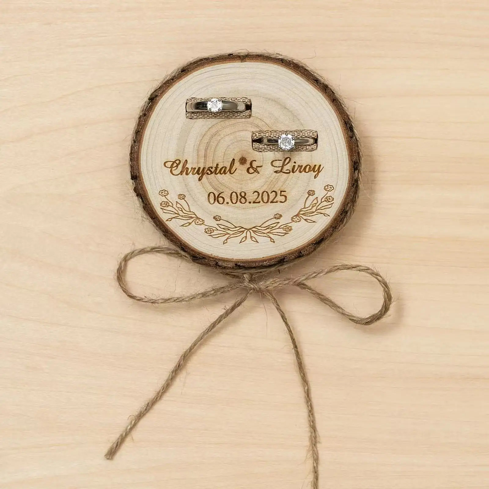 

Деревянная коробка для обручальных колец