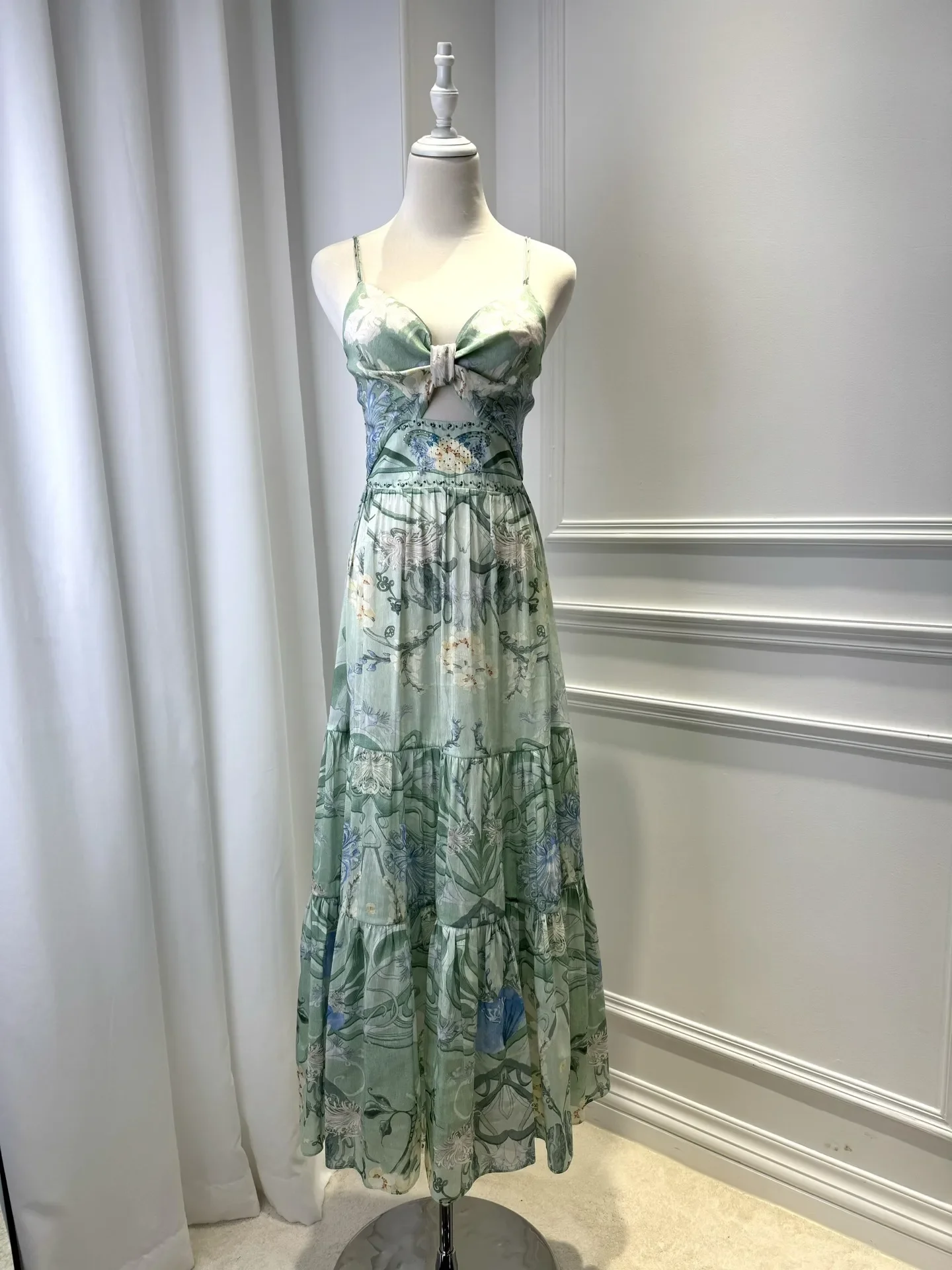 Женское длинное платье на бретельках шелковое с цветочным принтом весна-лето 2024