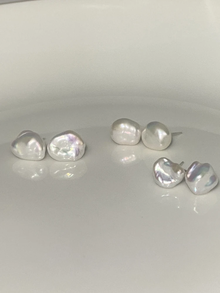 Натуральные водные белые нерегулярные серьги-гвоздики Авроры маленькие в стиле