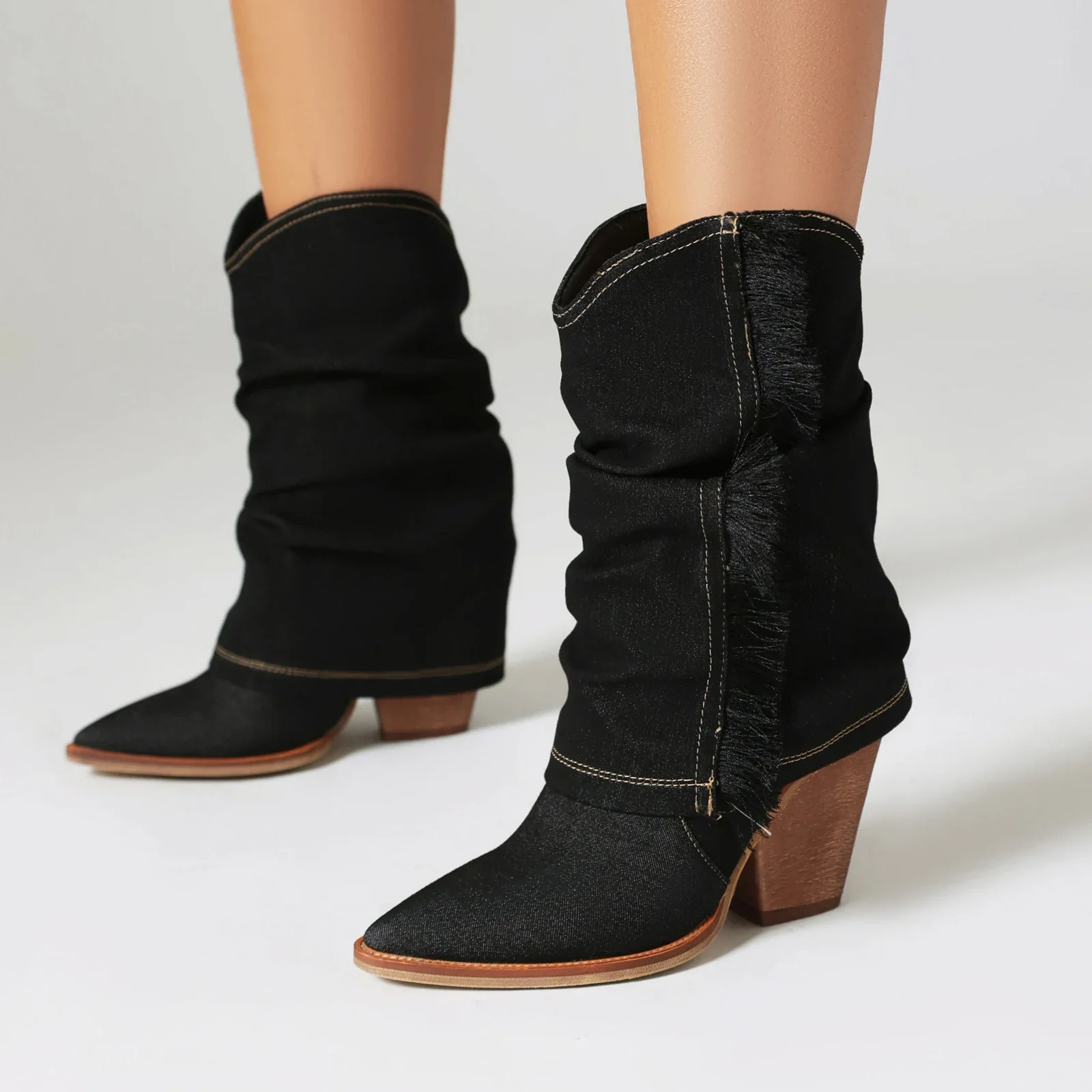 Женские сапоги до середины икры с мягкой обивкой и кисточками одинаковые по