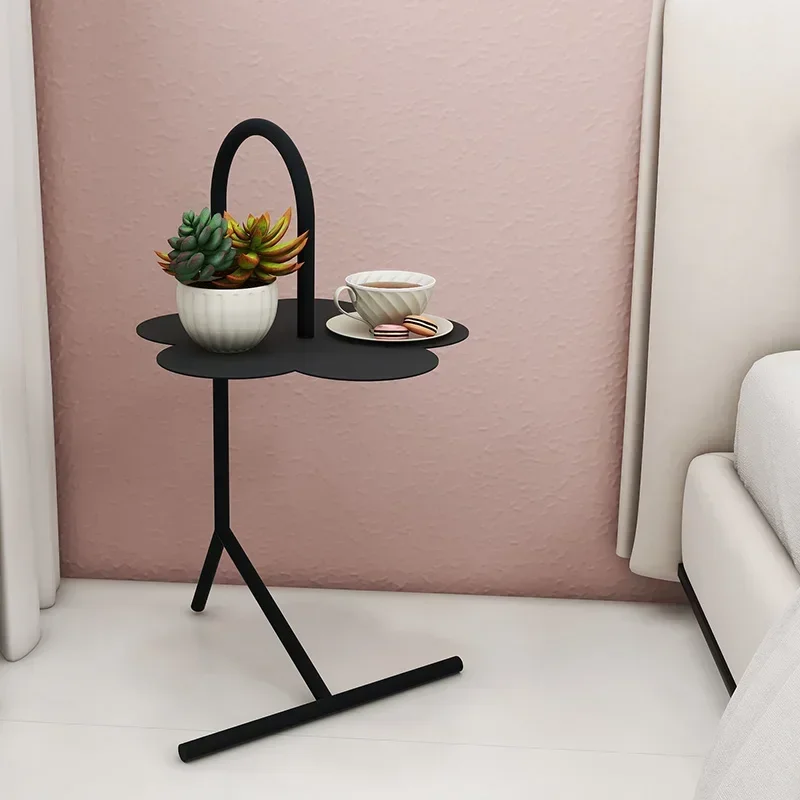 Фото Nordischer Couchtisch mit Blütenblättern aus Eisen, Sofatisch mit dickem Stahlrahmen, Valmlicher Eckschreibtisch №2