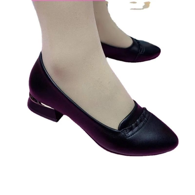 Туфли женские офисные на низком каблуке лоферы заостренный носок без застежки