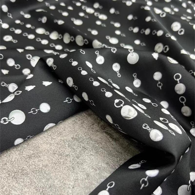 Модная новинка Европейский чёрный низ жемчужный кулон принт саржевая шелковая