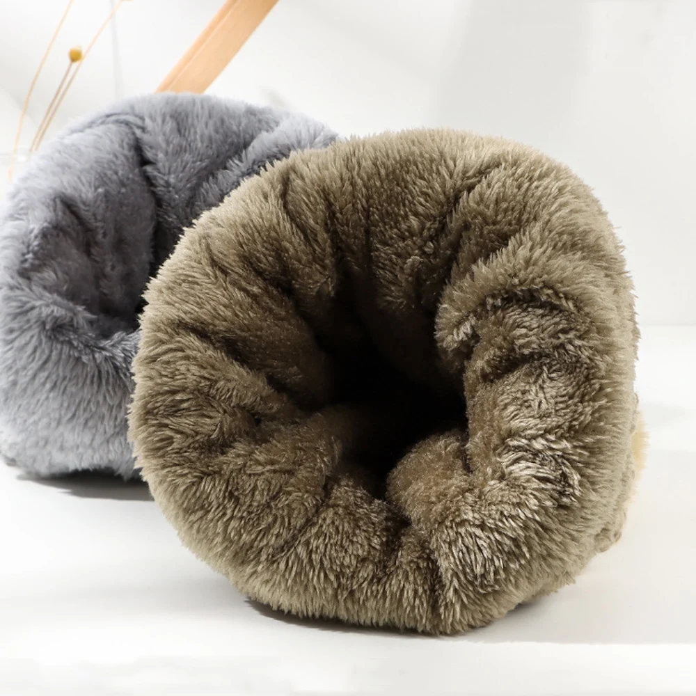 Шапка-бини для женщин на зиму с теплым подкладом из плотной вязки, мягким плюшевым помпоном, черного/белого цвета, однотонная, повседневного стиля, для активного отдыха на улице и учебы.