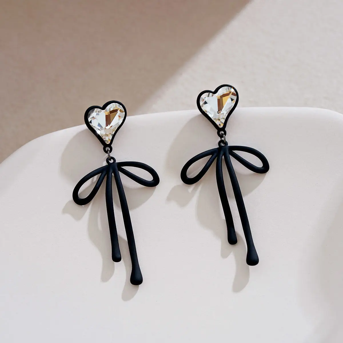 

Женские серьги-подвески с кристаллами, в виде сердца