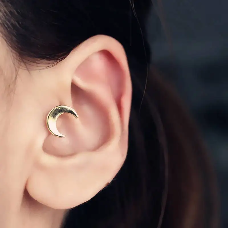 

Серьги-гвоздики из серебра 925 пробы с изящным полумесяцем