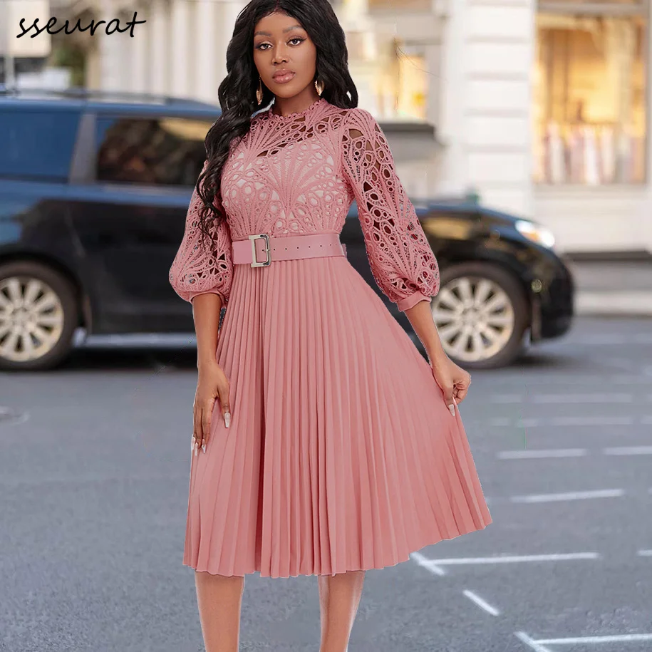 

Женское кружевное платье-миди с пышными рукавами