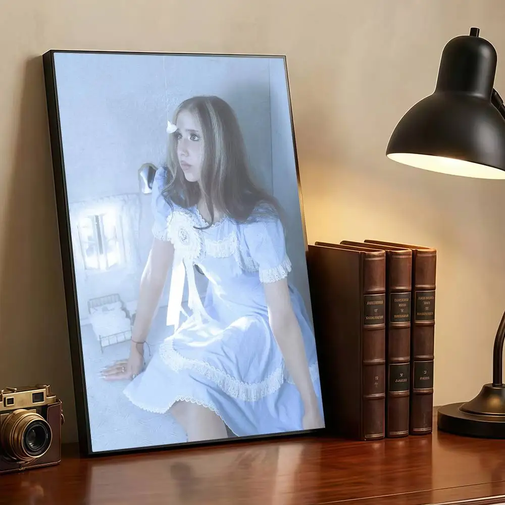 Фото Самоклеящиеся отклеивающиеся постеры-наклейки I-Isabel Larosa с изображением обещающей молодой женщины подходят для безрамного декора стен в комнате. №1