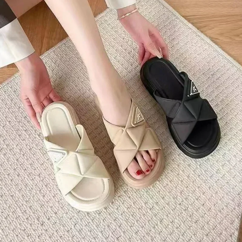 Женская летняя обувь на платформе с подвеской