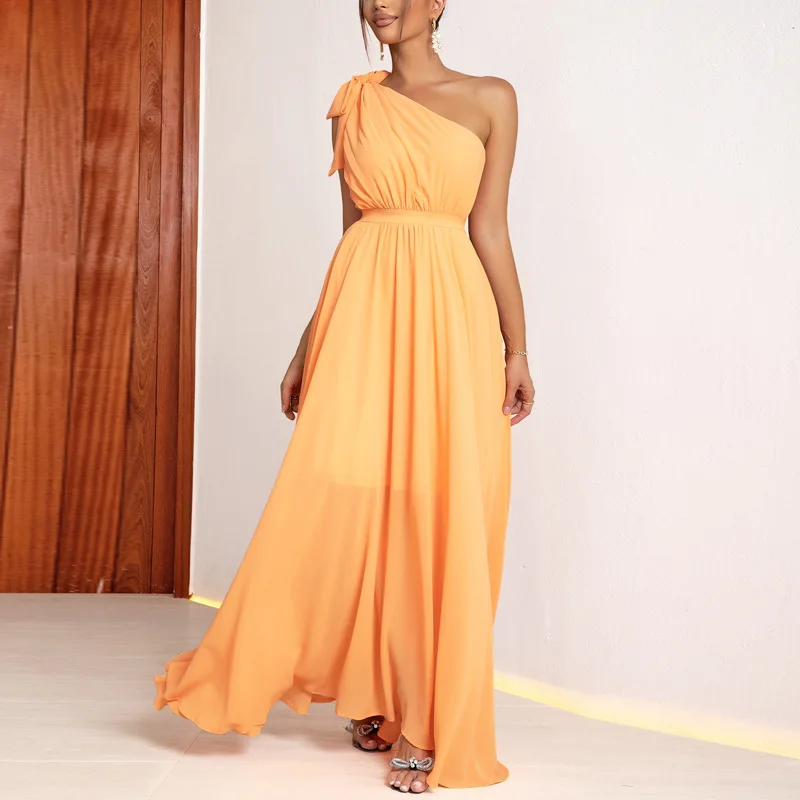 

Женское однотонное вечернее платье на бретельках с одним открытым плечом и поясом