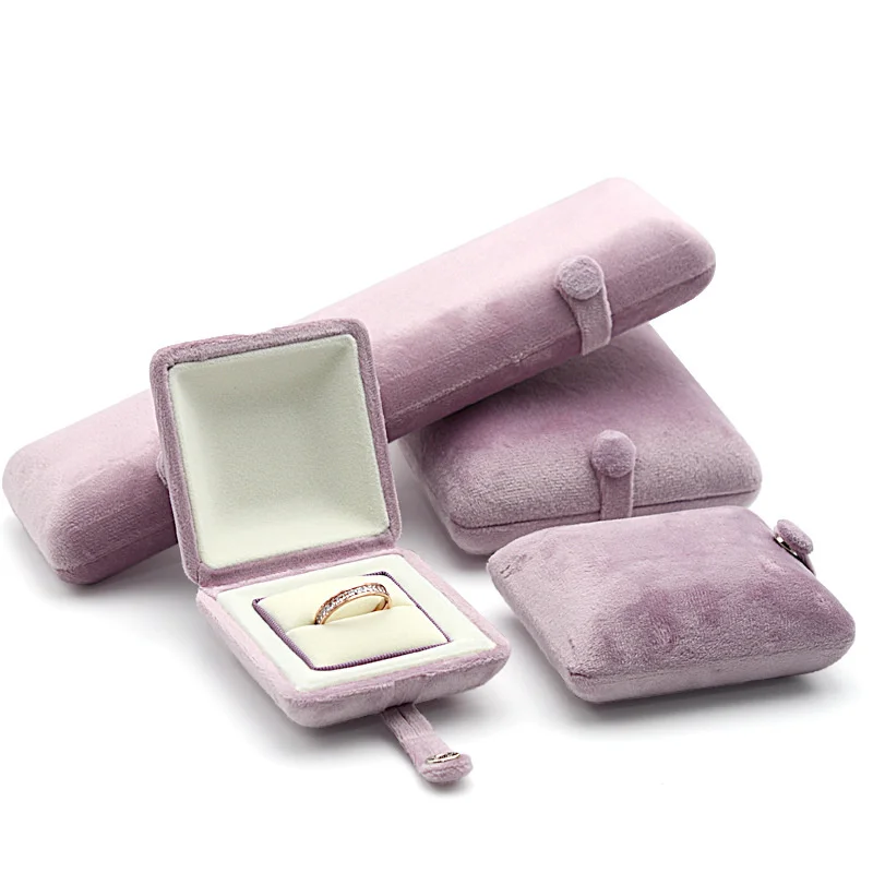 

Бархатная шкатулка для хранения украшений