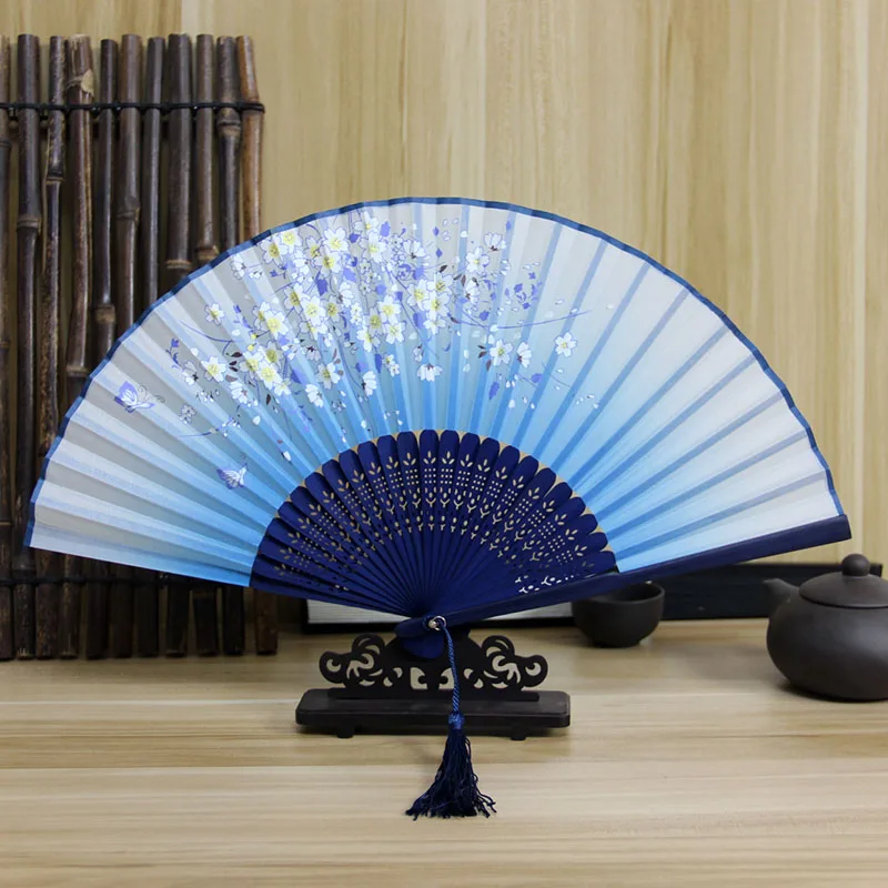 

Ladies small fresh folding Fan,Chinese style classical small silk silk fan，Easy to carry around, practical craft decoration