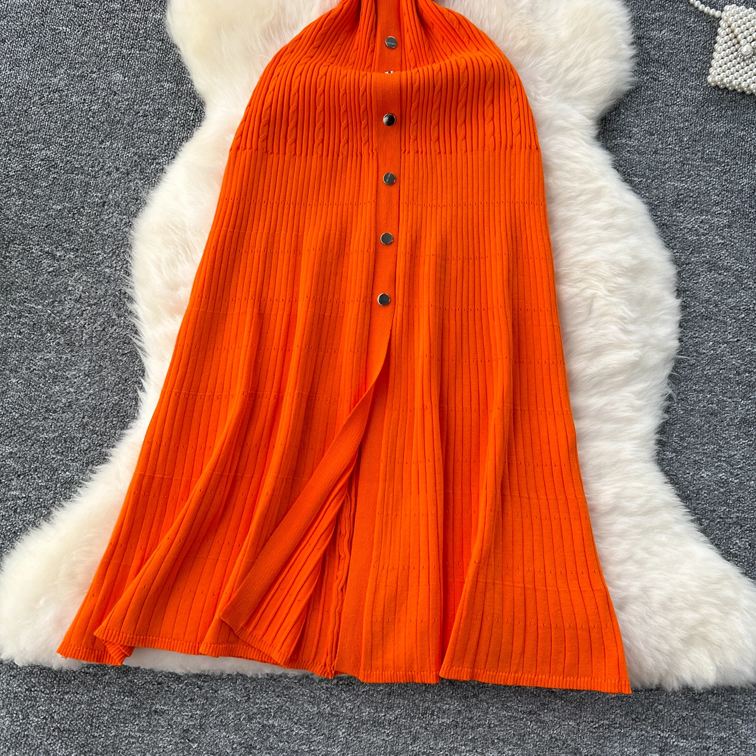 Женское облегающее платье с отложным воротником и вышивкой