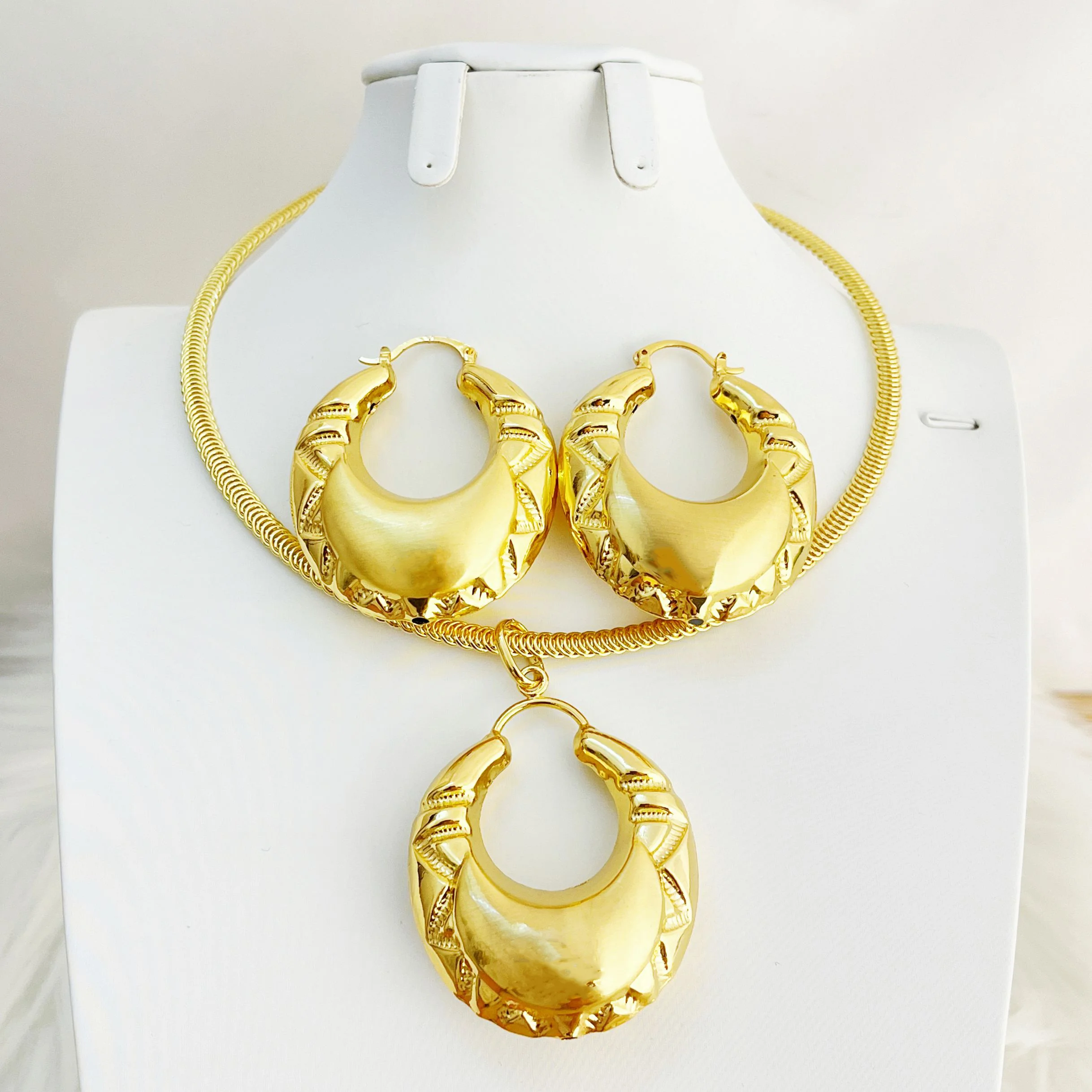 

Gold Colour Plated Necklace Earring Set Beautiful Fashion Trend Sweet Romantic Party Wedding