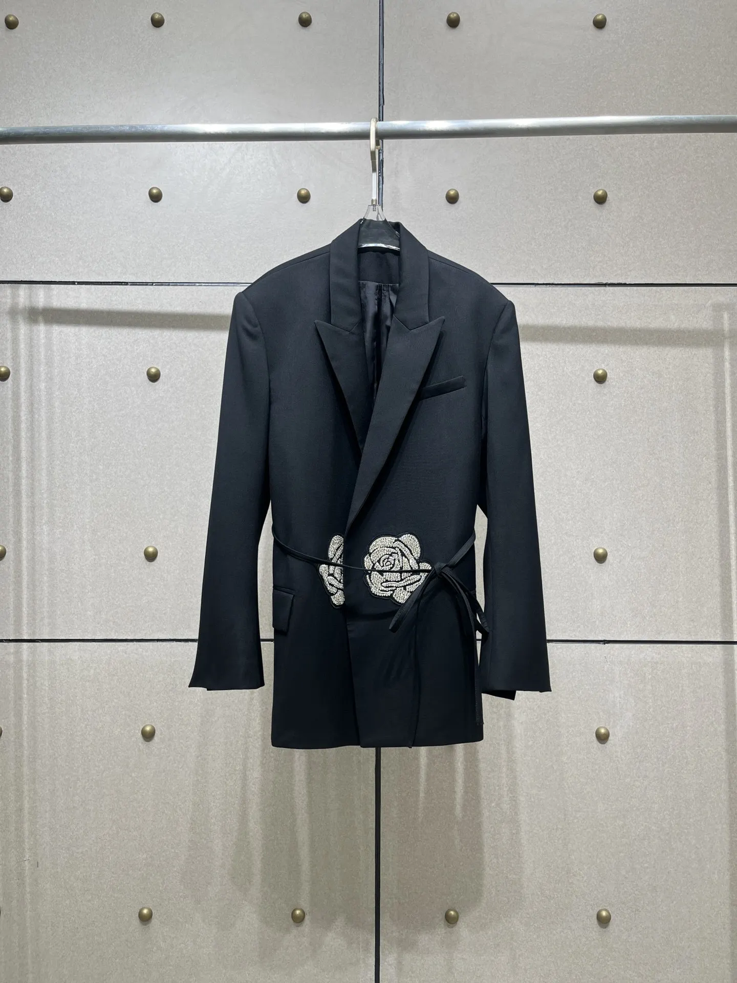 Женский пиджак с длинными рукавами черный и галстуком-бабочкой осень 2024