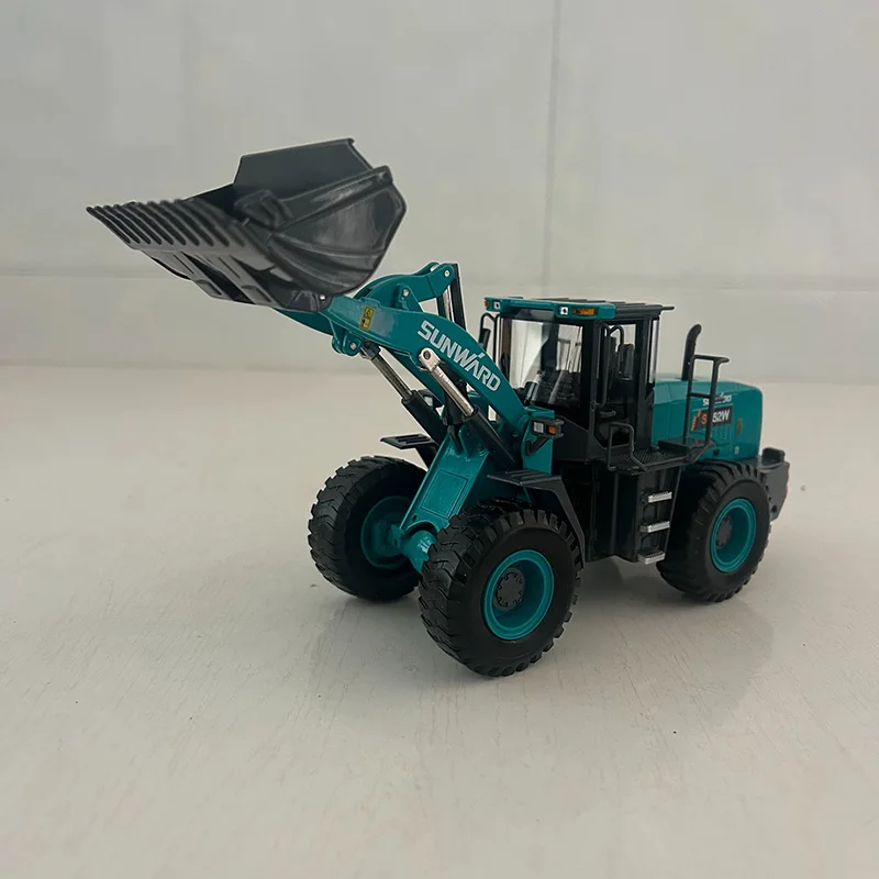 Фото Масштабная модель электрического погрузчика SUNWARD SL62W 1:35, коллекционная, из сплава, для декора №2