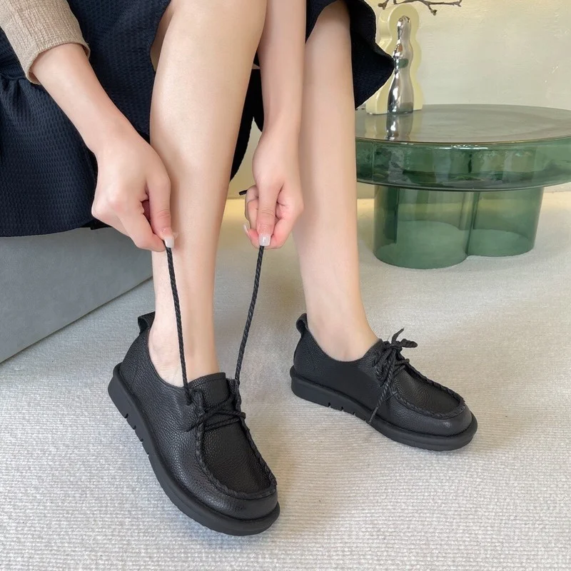 

Кроссовки женские из мягкой кожи, на шнуровке, с круглым носком