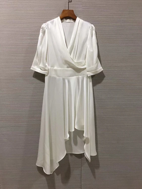 

Женское асимметричное платье с коротким рукавом и V-образным вырезом