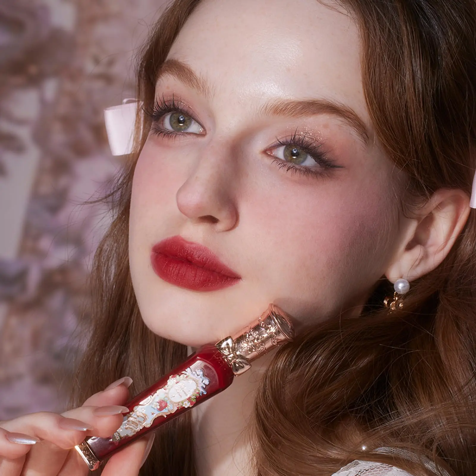 Фото Матовая жидкая помада Flower Knows Strawberry Rococo, веганская, не тестированная на животных, с эффектом бархата, стойкая, высокопигментированная, для макияжа губ. №4
