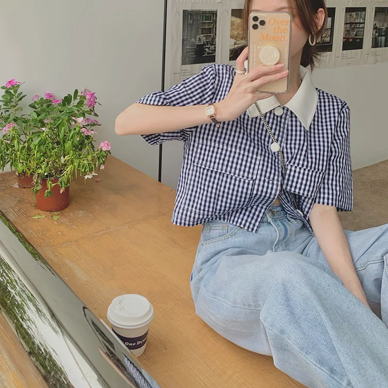 Женский топ с воротником в клетку и коротким рукавом