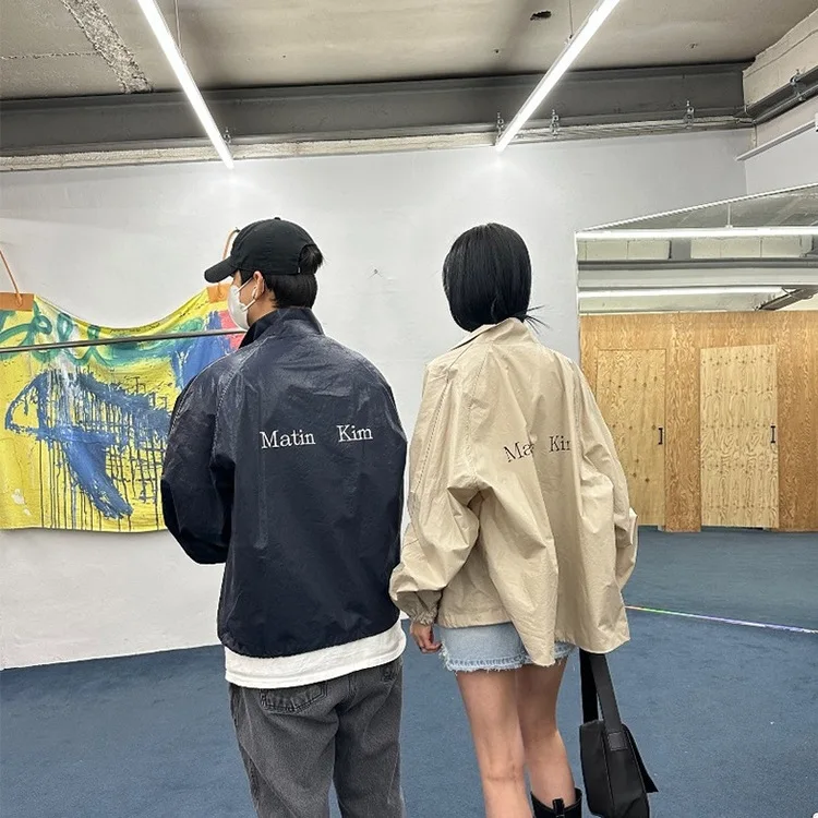 

Новая Корейская блестящая куртка Dongdaemun унисекс с монограммой