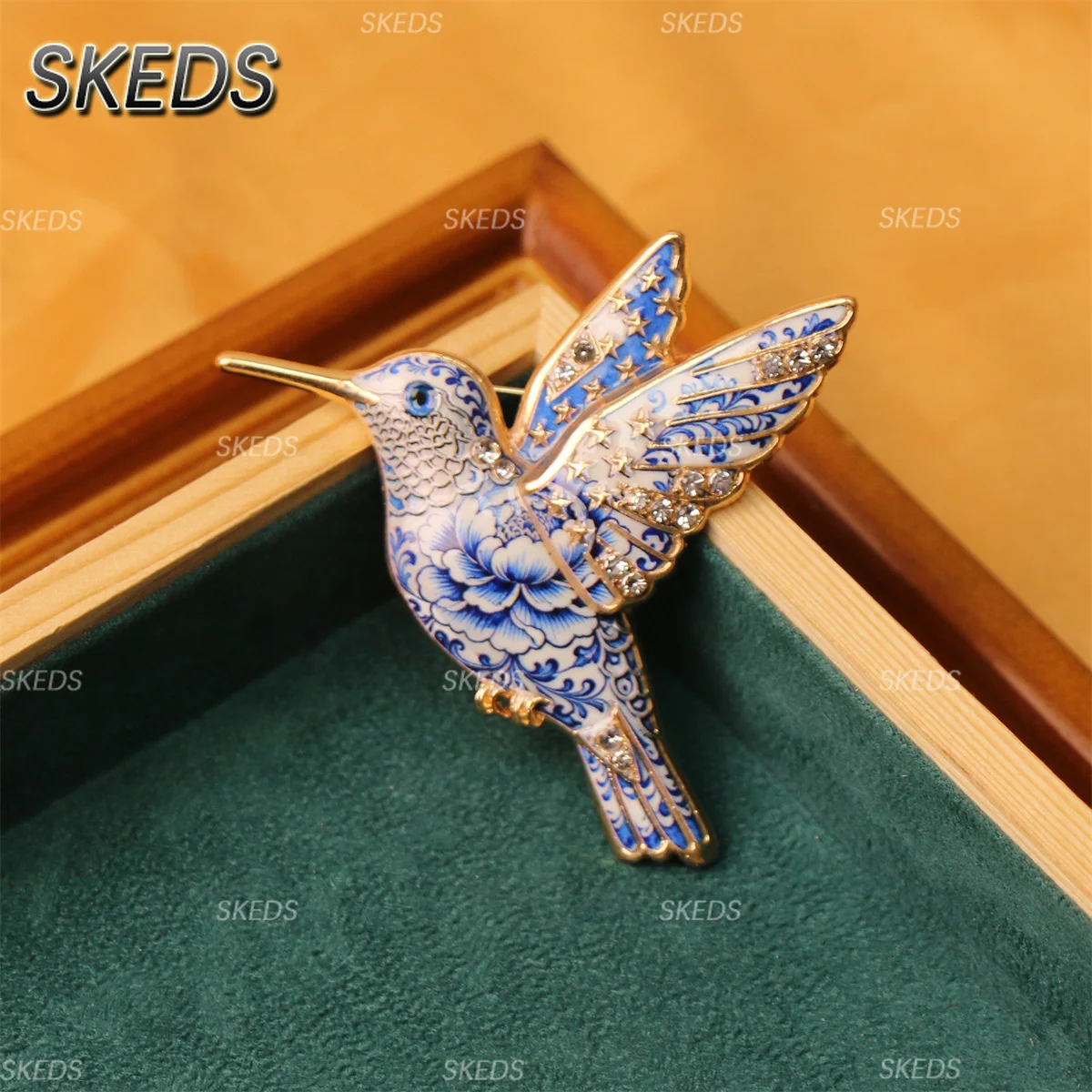 Фото SKEDS Сине-белая фарфоровая эмалевая брошь в виде животных: колибри, кошки, жука, краба. Значок на лацкан в китайском стиле. Ювелирное украшение, подарок для женщин. №4
