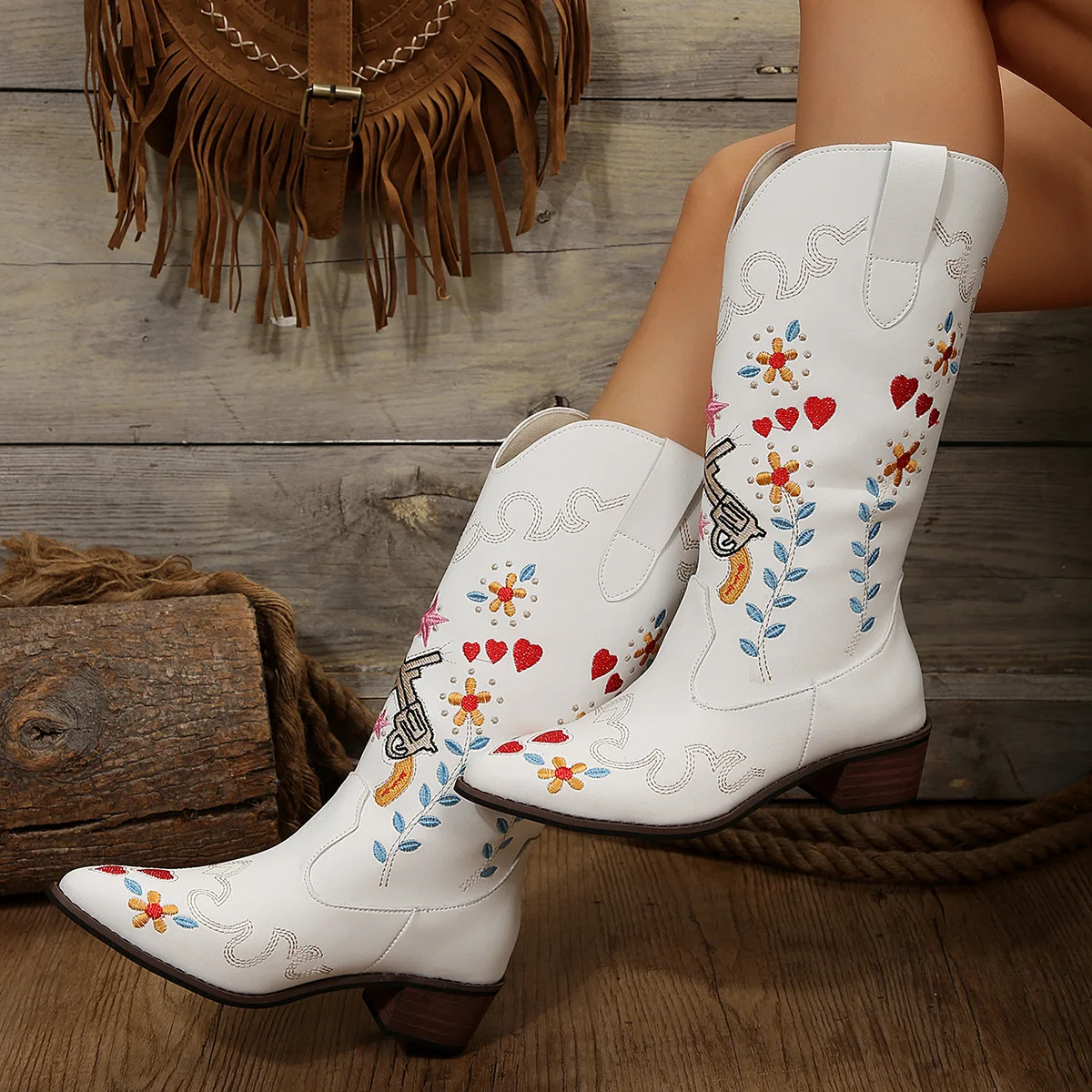 

2024 Autumn Winter New Women Embroidered Boots Western Cowboy Boots Women Chunky Heels Ethnic Pointed Leather Boot Botas Mujer