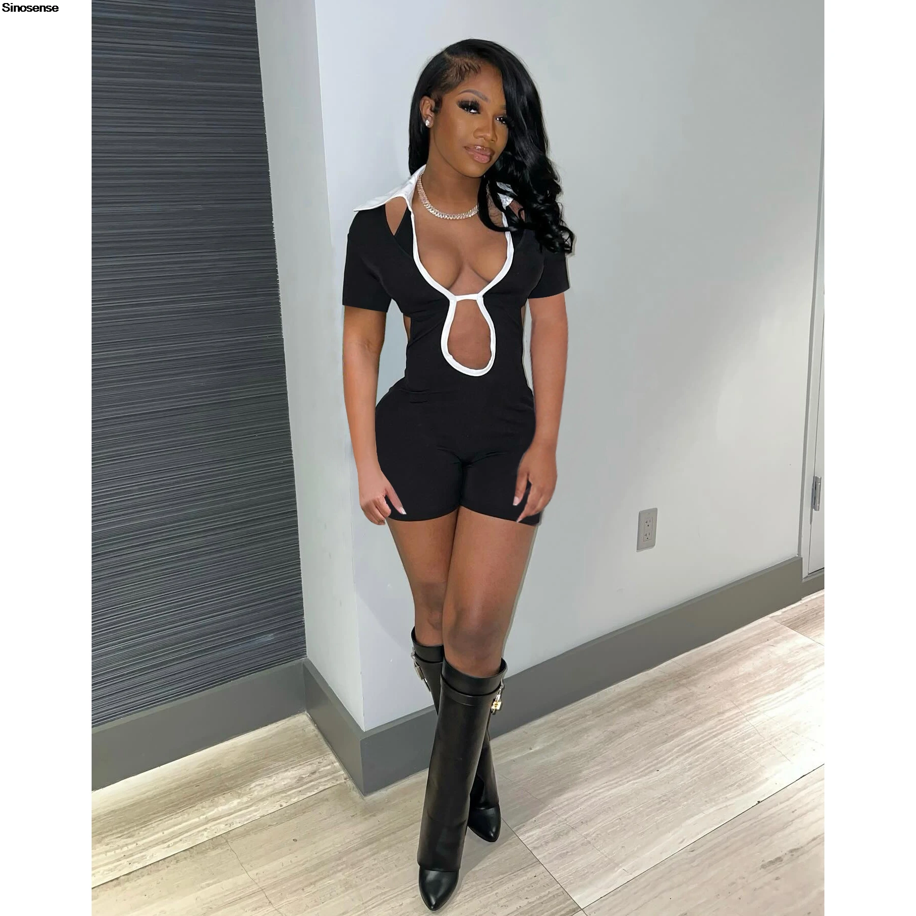 Женский сексуальный комбинезон с глубоким v-образным вырезом и открытой спиной