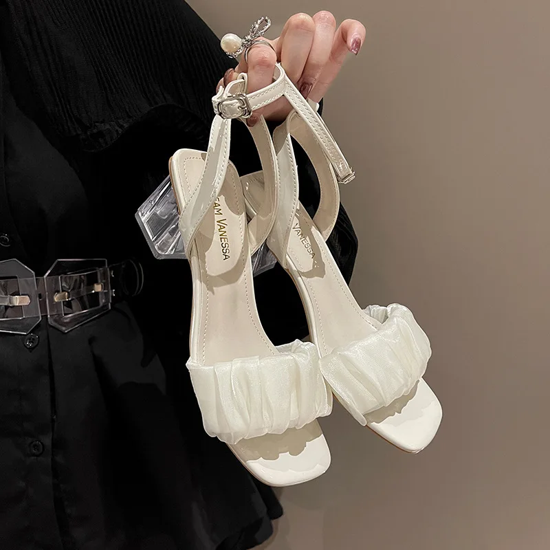 

Босоножки женские кожаные на низком каблуке, с ремешком и пряжкой