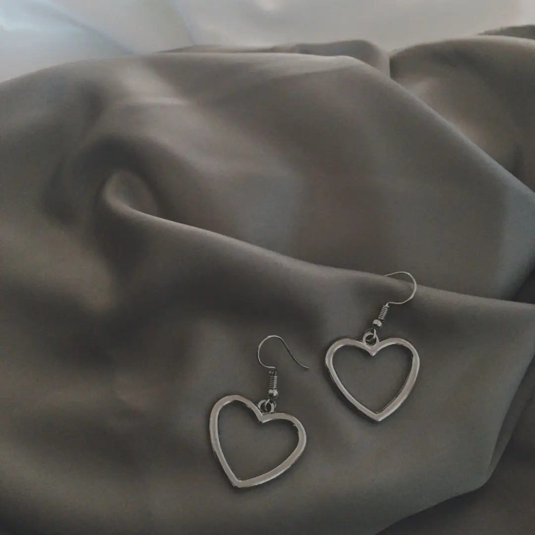 

Vintage Hollow Heart Earrings for Women Elegant Dangle Earrings Luxury Jewelry Female Trendy Minimalism Cute Drop Earrings Gift