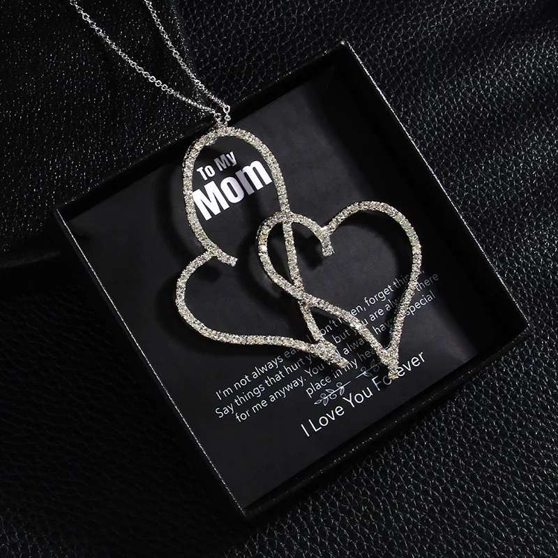 Роскошное женское ожерелье с подвесками в виде сердец