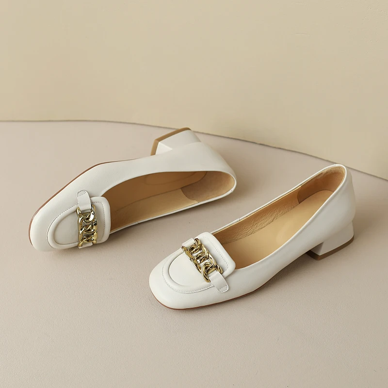 

Женские туфли 33-40 из овечьей кожи с квадратным носком, большие бежевые туфли на среднем каблуке с металлической цепочкой и толстой подошвой ...