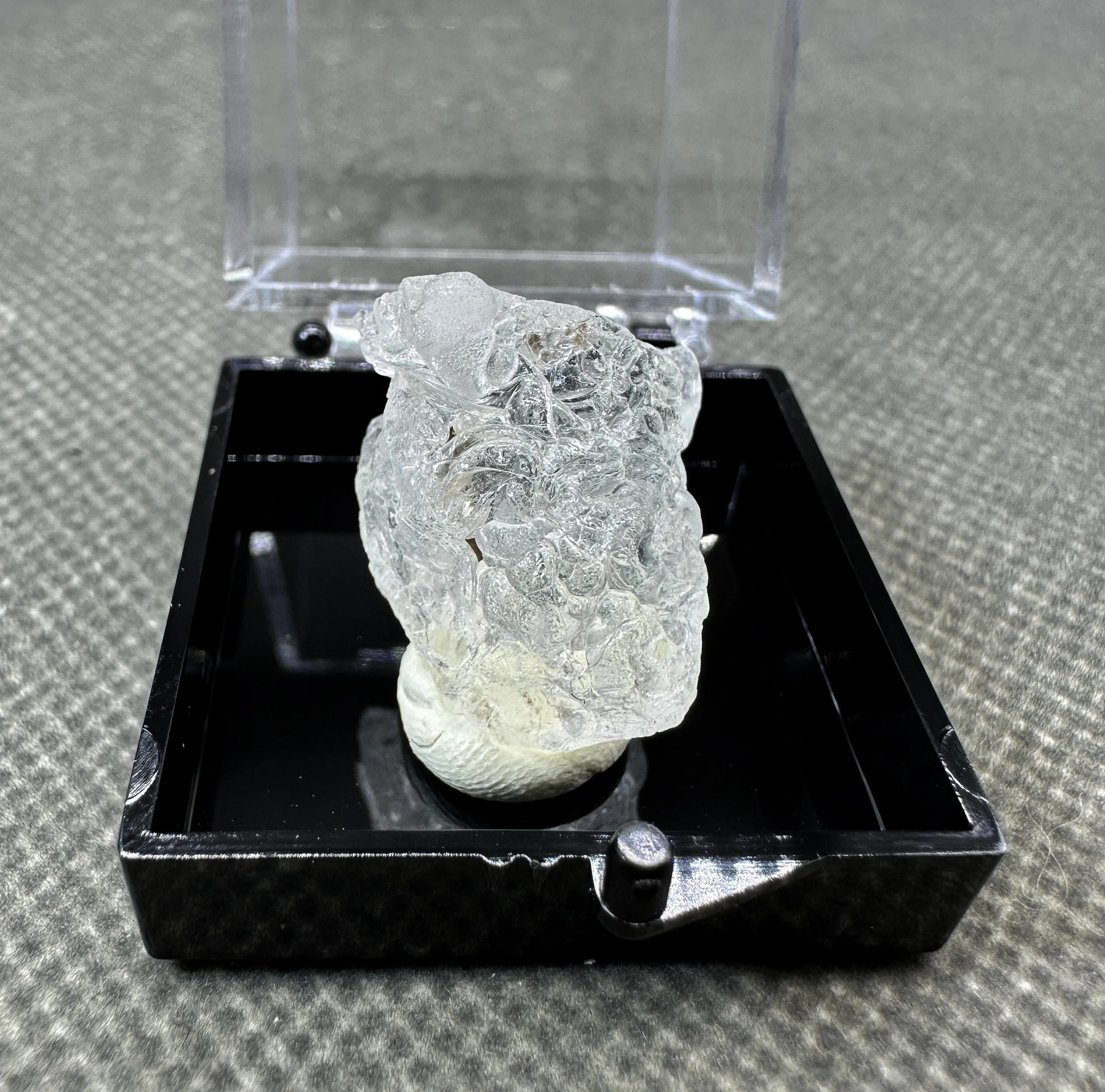 Образец минерала Natural Mexico Green Fluorescence Hyalite (Стеклянный Опал) + размер коробки 3,4 см + кристаллы и камни