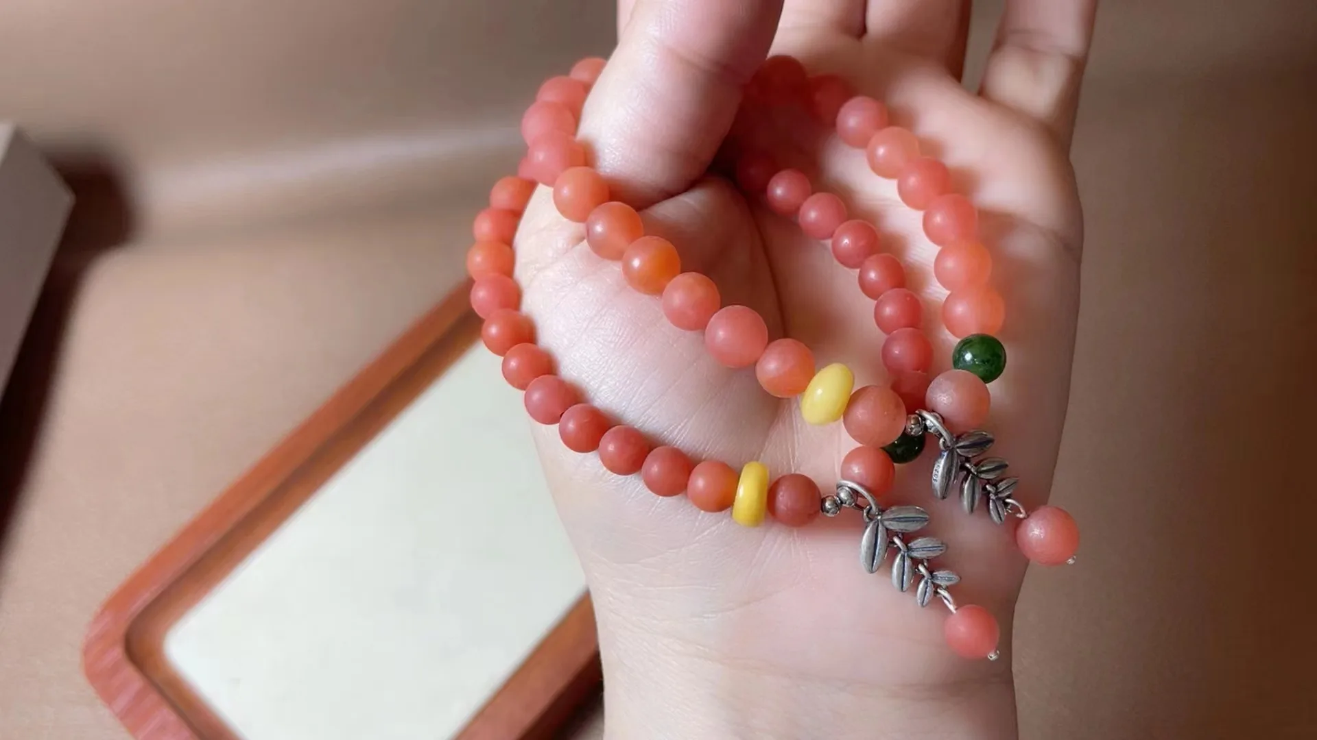 

Натуральные 100% натуральные южные круглые бусины из красного агата и нефритовые браслеты с серебряными листьями для пар женщин мужчин подар...