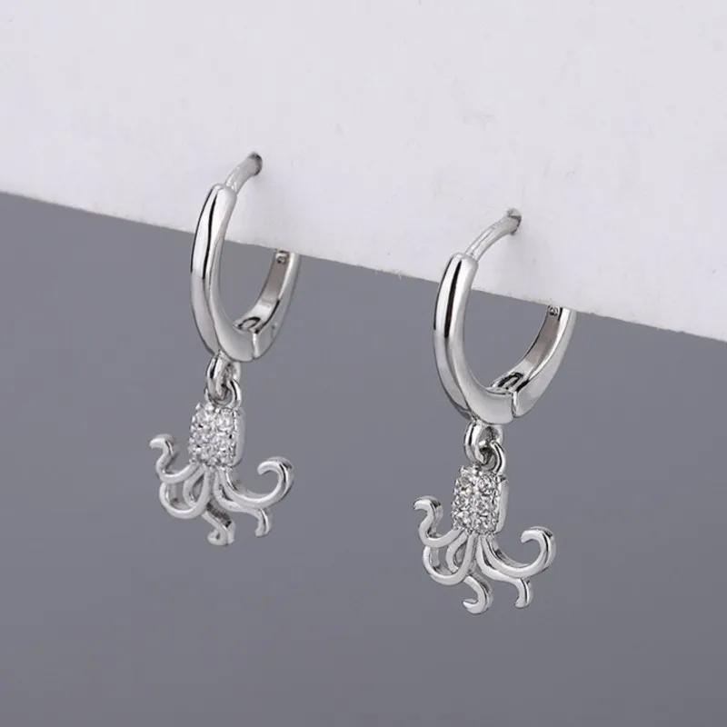 Женские серьги-кольца в виде осьминога с инкрустацией из циркона