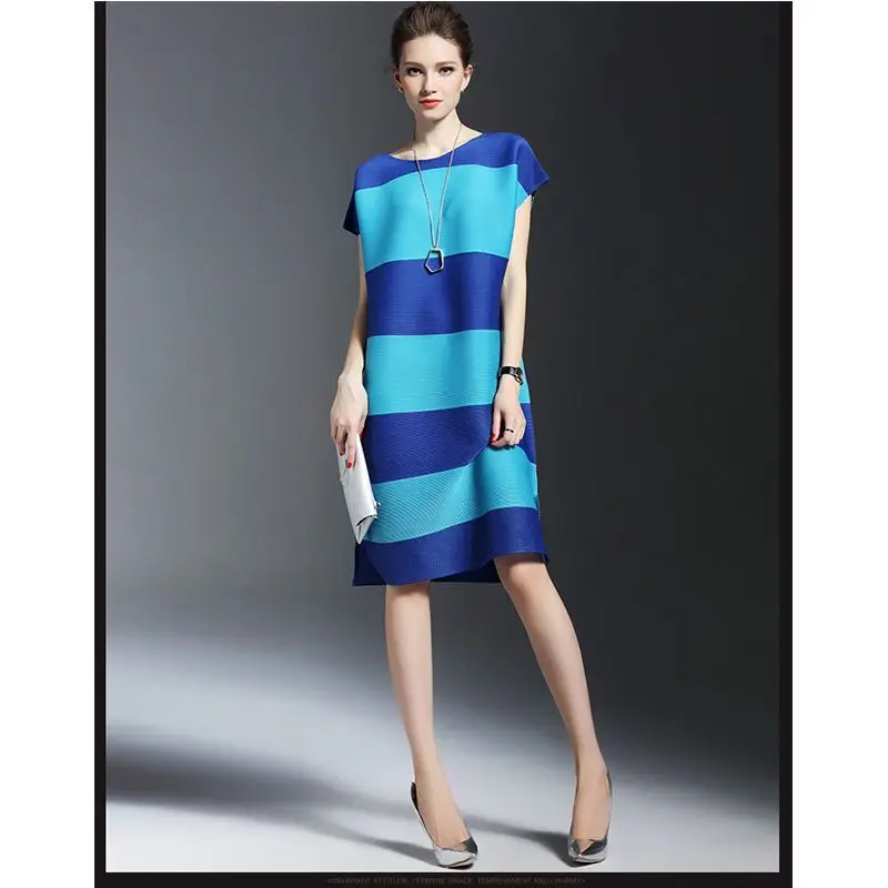 

Commuter fashion temperament pleated dress female summer 2021 new striped thin loose large size mid-length short sleeve dress