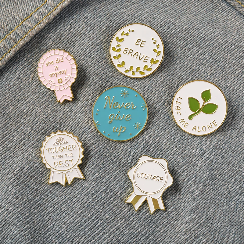 Прямая поставка белые эмалевые булавки для медалей зеленые броши в виде листьев