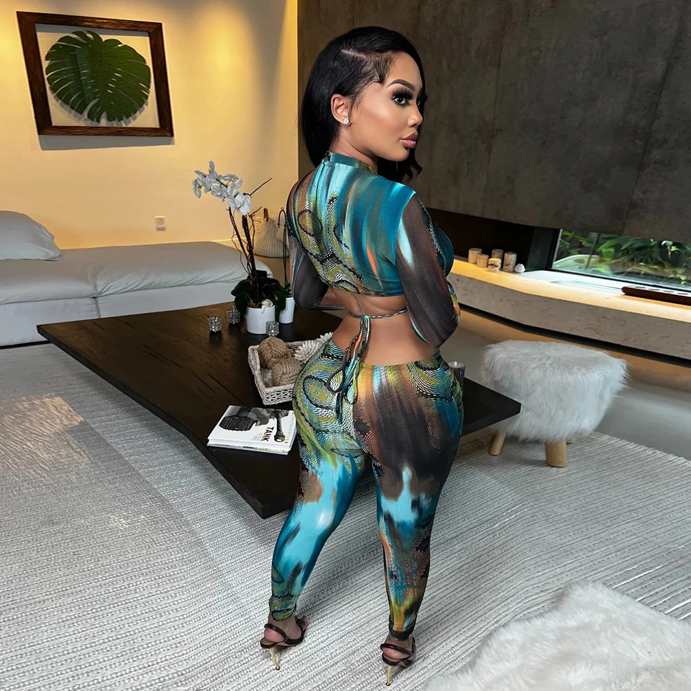 Комплект из двух предметов: укороченный топ и брюки |