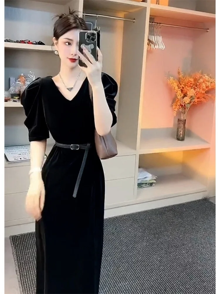 

French haute couture temperament Goddess Fan Gaoleng Royal Sister Hepburn style with a slim waist and a fragrant black dress for