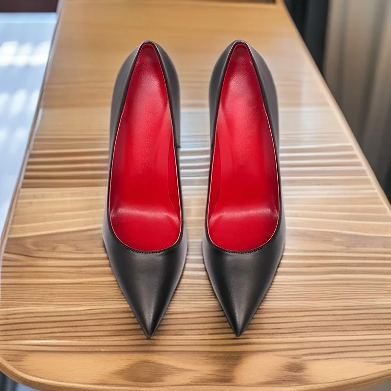 Легкая телесная черная матовая кожа с остроконечными туфлями на очень тонком