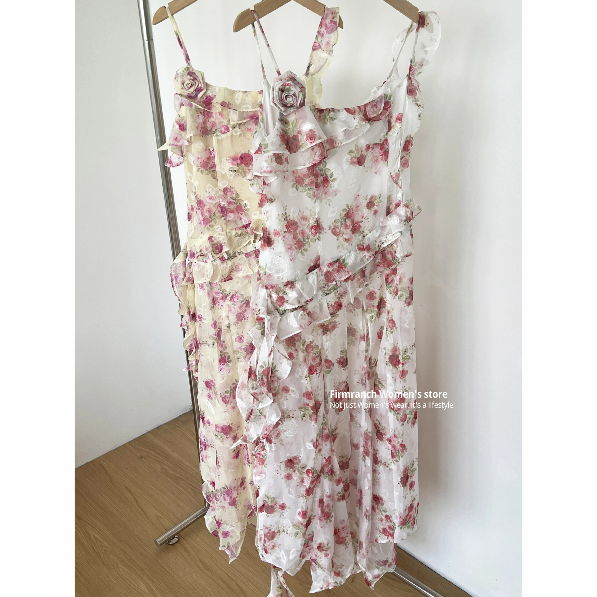 Женское платье-комбинация с цветочным принтом без рукавов