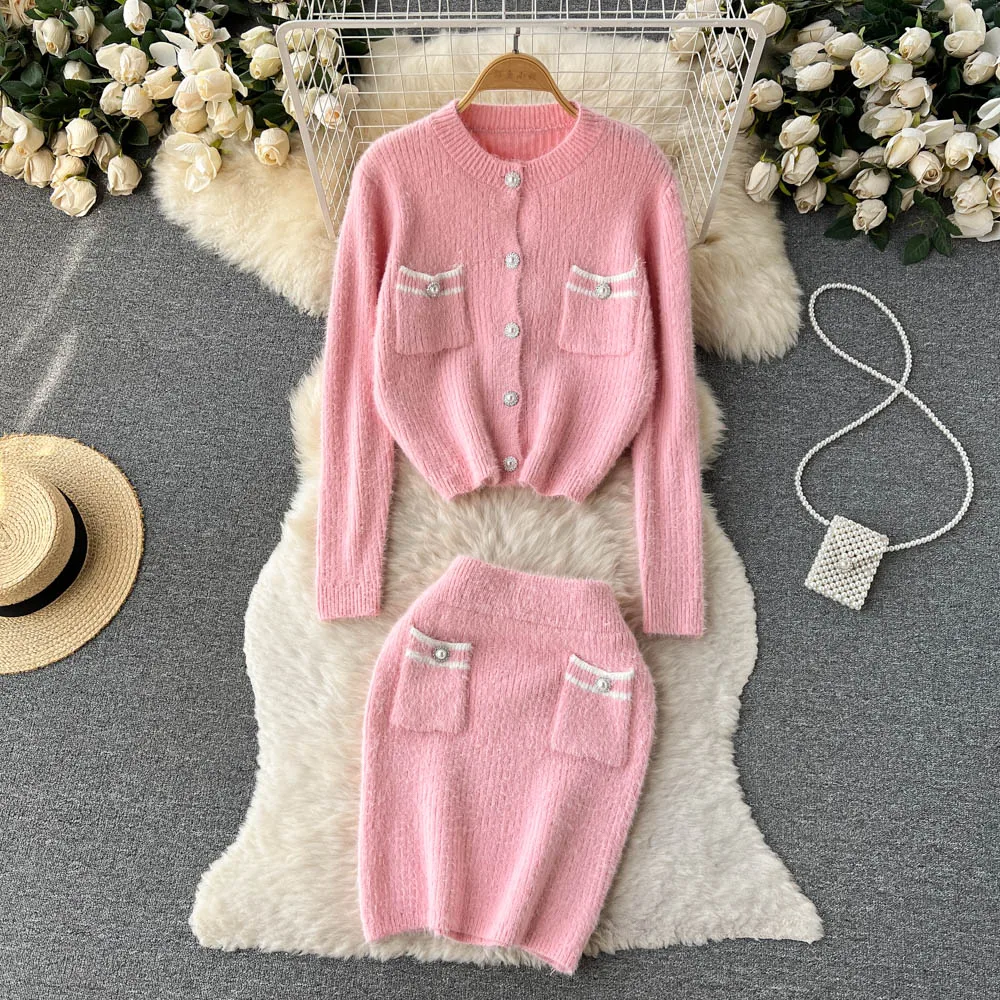 

Маленький очаровательный однобортный короткий вязаный кардиган на осень и зиму + облегающая короткая юбка на бедрах комплект из двух предм...