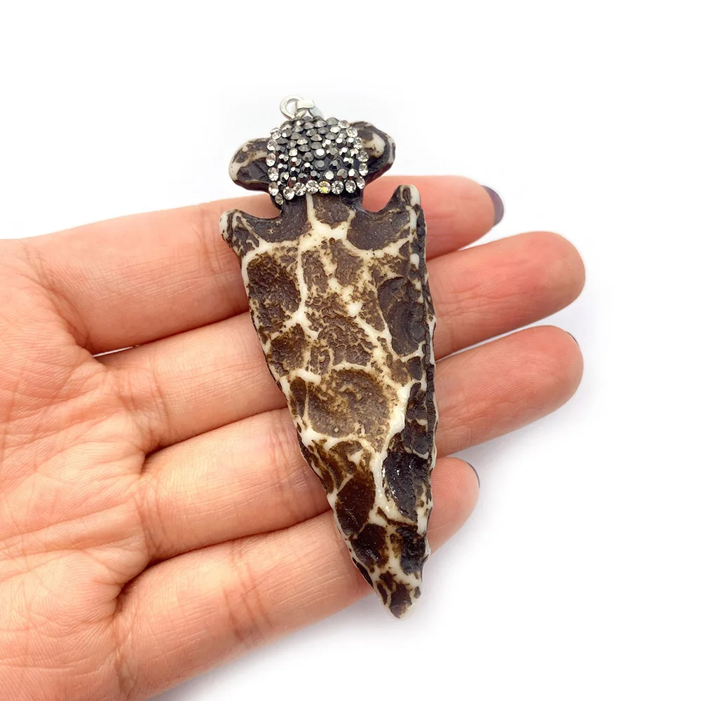 Винтажный кулон в виде коровьей кости из смолы 30x73 мм инкрустированный шармами