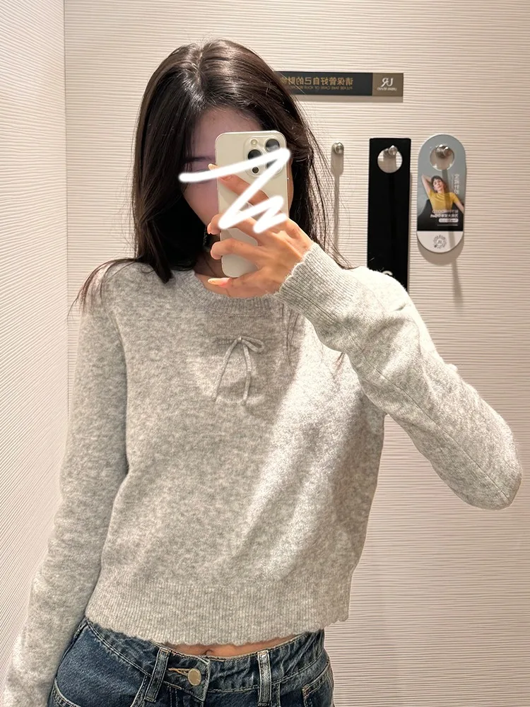 Серый простой вязаный свитер с круглым вырезом и бантом женский осенне-зимний